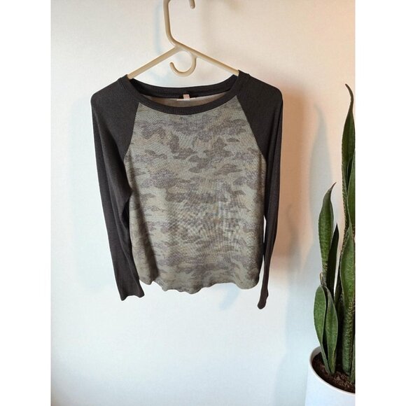 SO Long Sleeve Camo Raglan Tee Gray Sleeves Women’s Medium Soft Casual Top - Picture 1 of 8
